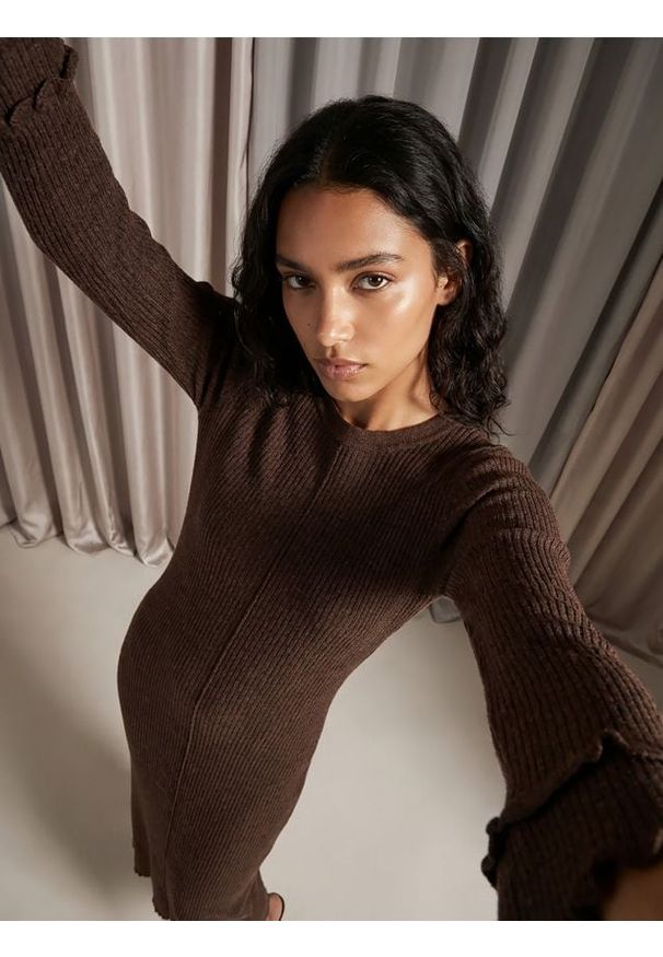 Sinsay - Prążkowana swetrowa sukienka midi z długim rękawem - brązowy. Kolor: brązowy. Materiał: prążkowany. Długość rękawa: długi rękaw. Długość: midi