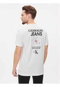 Calvin Klein Jeans T-Shirt J30J324031 Biały Regular Fit. Kolor: biały. Materiał: bawełna