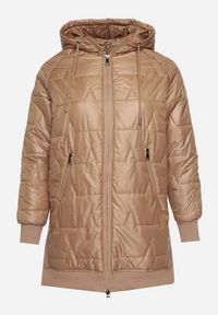 Born2be - Jasnobrązowa Kurtka z Pikowanymi Przeszyciami i Kapturem Zarimelia. Okazja: na co dzień. Kolekcja: plus size. Kolor: brązowy. Materiał: jeans. Styl: klasyczny, casual, elegancki, sportowy #5