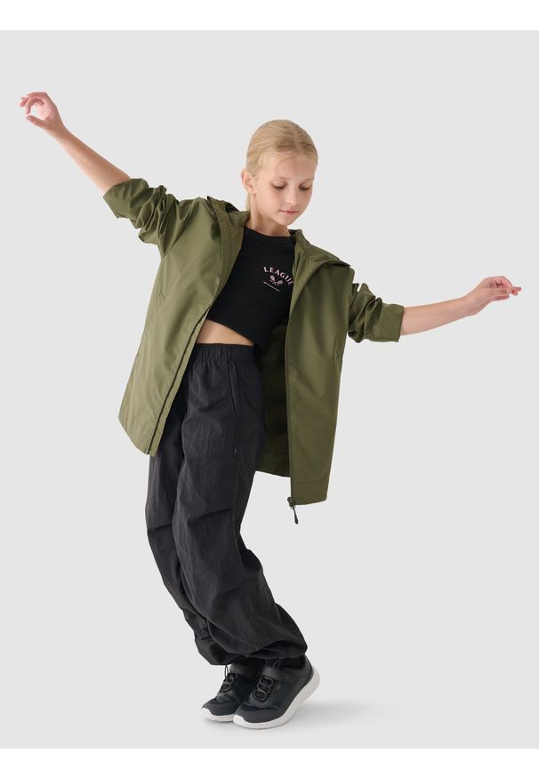4f - 4F Kurtka przejściowa przeciwdeszczowa z gumową powłoką dziecięca - khaki 122 (6-7 lat). Okazja: na co dzień. Typ kołnierza: kaptur. Kolor: oliwkowy, brązowy, wielokolorowy. Materiał: guma. Sezon: lato. Styl: casual, sportowy, klasyczny