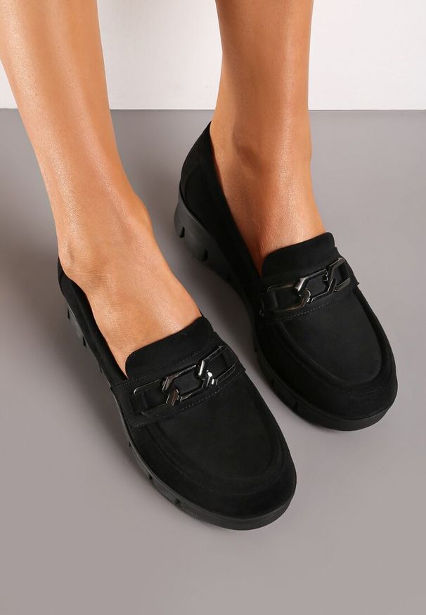 Renee - Czarne Półbuty ze Skórzaną Wkładką na Niskim Koturnie z Metalową Ozdobą Garnissa. Okazja: na co dzień. Kolor: czarny. Materiał: skóra. Wzór: aplikacja. Obcas: na koturnie. Styl: casual