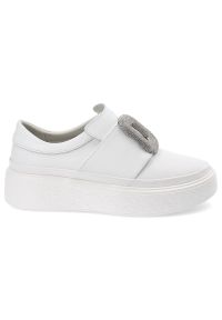 Białe Sneakersy Artiker Modne Wsuwane Obuwie Damskie. Okazja: na co dzień. Zapięcie: bez zapięcia. Kolor: biały. Materiał: guma, skóra. Wzór: aplikacja