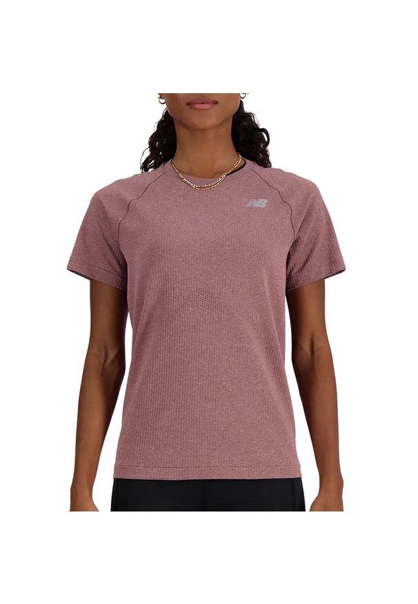 Koszulka New Balance WT41123LRC - różowa. Kolor: różowy. Materiał: poliester, elastan, prążkowany, materiał, nylon. Wzór: napisy