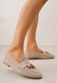 Born2be - Beżowe Mokasyny z Imitacji Zamszu z Ozdobną Perforacją i Frędzlami Yenone. Okazja: na co dzień, na spotkanie biznesowe, do pracy. Kolor: beżowy. Materiał: zamsz. Styl: casual, biznesowy, klasyczny #1