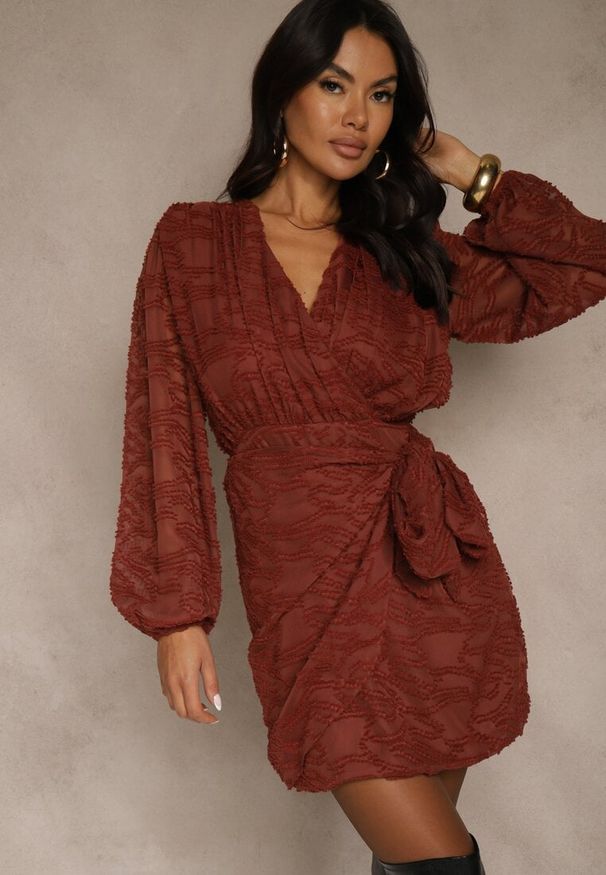 Renee - Bordowa Sukienka z Tkaniny Plumeti o Kopertowym Fasonie Zenisala. Okazja: na imprezę. Kolor: czerwony. Materiał: tkanina. Typ sukienki: kopertowe. Styl: elegancki