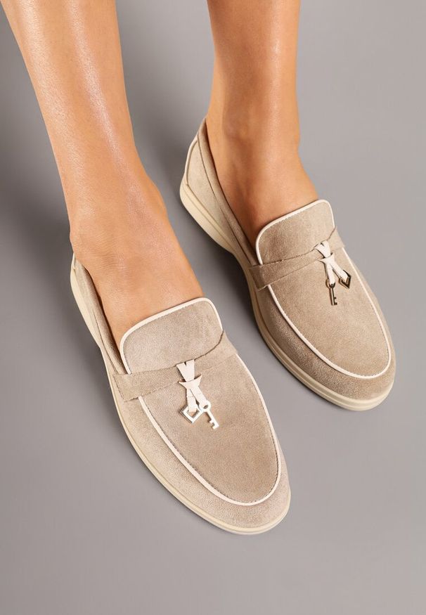 Born2be - Ciemnobeżowe Mokasyny z Imitacji Zamszu z Ozdobną Aplikacją Deovielle. Okazja: na spotkanie biznesowe, na co dzień. Kolor: beżowy. Materiał: zamsz. Wzór: aplikacja. Obcas: na płaskiej podeszwie. Styl: casual, klasyczny, biznesowy