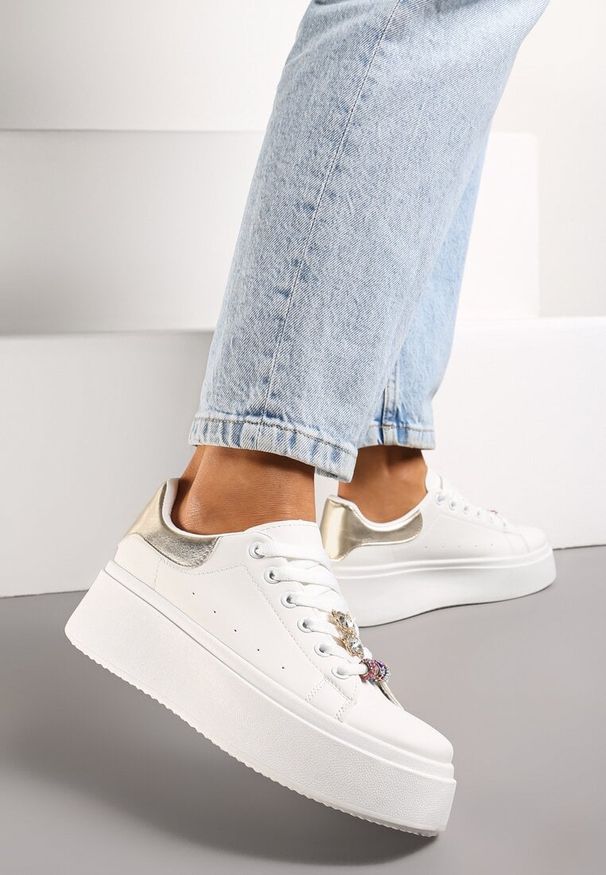 Renee - Biało-Złote Sneakersy z Cyrkoniami na Sznurówkach z Platformą Nomiji. Nosek buta: okrągły. Zapięcie: sznurówki. Kolor: biały. Materiał: jeans. Obcas: na platformie. Wysokość obcasa: niski