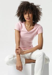 Born2be - Jasnoróżowy T-shirt Nysalphia. Kolor: różowy. Materiał: bawełna, dzianina, elastan. Długość rękawa: krótki rękaw. Długość: krótkie. Styl: klasyczny #4