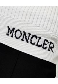 MONCLER - Biały sweter z golfem. Typ kołnierza: golf. Kolor: biały. Materiał: prążkowany, bawełna. Wzór: nadruk. Sezon: zima