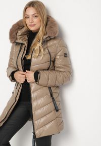 Born2be - Brązowa Pikowana Kurtka z Kapturem z Futerkiem Zorria. Typ kołnierza: kaptur. Kolekcja: plus size. Kolor: brązowy. Materiał: futro. Wzór: aplikacja #7