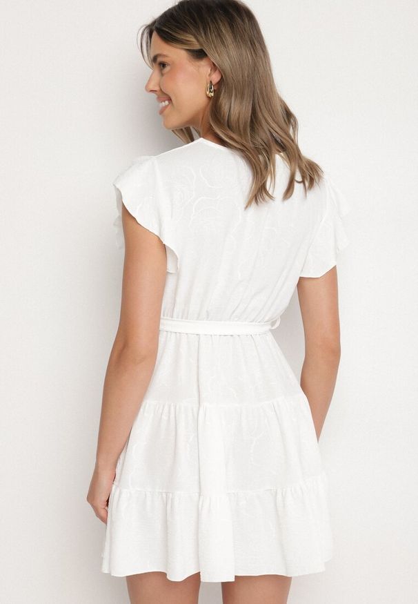 Born2be - Biała Kopertowa Sukienka Ozdobiona Falbanami i Paskiem Liliessa. Okazja: na co dzień. Typ kołnierza: dekolt w kształcie V. Kolor: biały. Wzór: aplikacja. Typ sukienki: kopertowe. Styl: klasyczny, casual, elegancki