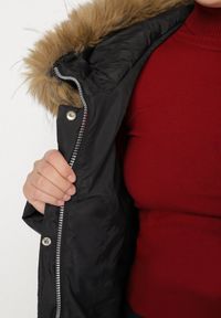 Born2be - Czarna Pikowana Kurtka z Kapturem z Futerkiem Ruvite. Typ kołnierza: kaptur. Kolekcja: plus size. Kolor: czarny. Materiał: futro #3