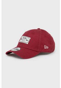 New Era czapka bawełniana kolor bordowy z aplikacją. Kolor: czerwony. Materiał: bawełna. Wzór: aplikacja