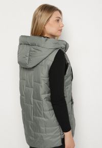 Born2be - Zielona Pikowana Kamizelka z Kapturem i Sznurkami Imvila. Okazja: na co dzień. Typ kołnierza: kaptur. Kolor: zielony. Materiał: jeans. Wzór: aplikacja. Styl: klasyczny, casual, elegancki #5