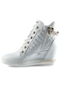 Białe Sneakersy Carinii Damskie Stylowe Obuwie. Kolor: biały. Materiał: jeans, skóra. Szerokość cholewki: normalna. Obcas: na koturnie. Styl: elegancki #4