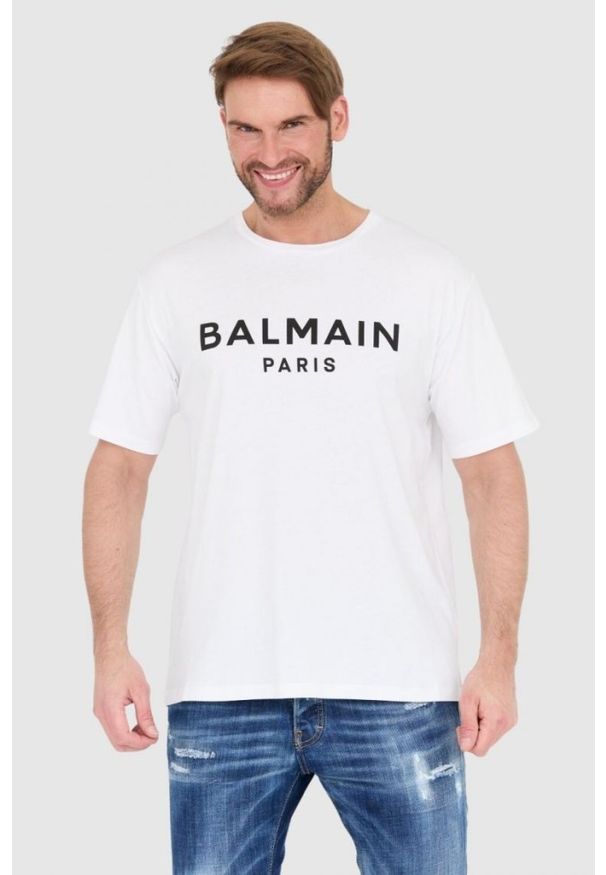 Balmain - BALMAIN Biały t-shirt męski z drukowanym czarnym logo. Kolor: biały