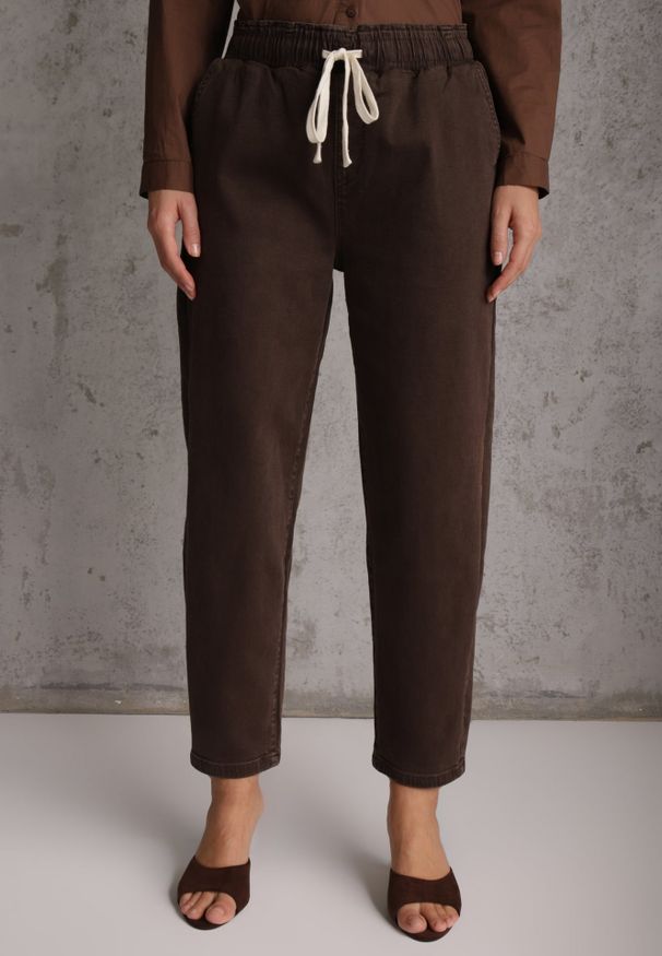 Renee - Brązowe Jeansy Mom Fit z Bawełny ze Ściągaczem i Wiązaniem w Talii Naubel. Okazja: na co dzień. Kolor: brązowy. Długość: krótkie. Styl: casual, klasyczny
