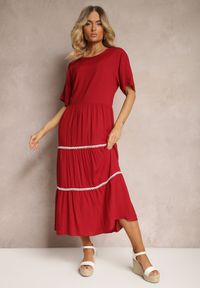 Renee - Czerwona Sukienka z Bawełny z Krótkim Rękawem Marolla. Okazja: na co dzień. Kolekcja: plus size. Kolor: czerwony. Materiał: bawełna. Długość rękawa: krótki rękaw. Wzór: aplikacja. Typ sukienki: proste, dla puszystych. Styl: casual, elegancki #1