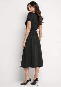 Born2be - Czarna Sukienka Rozkloszowana z Wiskozą z Poduszkami w Ramionach Awerla. Okazja: na co dzień. Typ kołnierza: dekolt w kształcie V. Kolor: czarny. Materiał: wiskoza. Długość rękawa: krótki rękaw. Styl: klasyczny, casual, elegancki #4