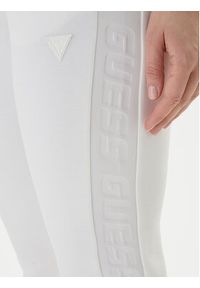 Guess Spodnie dresowe V2YB18 K7UW2 Biały Regular Fit. Kolor: biały. Materiał: wiskoza #2