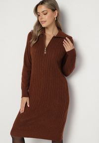 Born2be - Brązowa Sweterkowa Sukienka Pudełkowa z Bawełną i Wełną Ozdobiona Suwakiem Reimia. Okazja: na co dzień. Kolor: brązowy. Materiał: wełna, bawełna. Wzór: aplikacja. Styl: klasyczny, casual #1