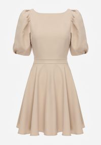 Renee - Beżowa Elegancka Sukienka z Bufiastymi Rękawami Odkrytymi Plecami i Wiązaniem Haritte. Kolor: beżowy. Typ sukienki: rozkloszowane. Styl: elegancki #3
