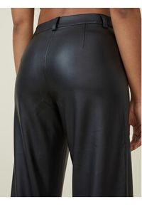 Cotton On Spodnie z imitacji skóry 2054453 Czarny Relaxed Fit. Kolor: czarny. Materiał: skóra
