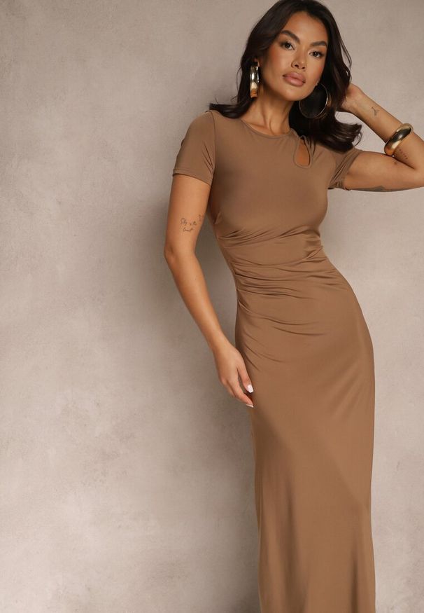Renee - Brązowa Sukienka Bodycon z Marszczeniem w Talii i Krótkimi Rękawami Aterezza. Okazja: na co dzień. Kolor: brązowy. Materiał: skóra. Długość rękawa: krótki rękaw. Typ sukienki: bodycon. Styl: klasyczny, casual