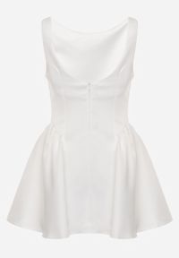 Renee - Biała Rozkloszowana Sukienka o Eleganckim Kroju Podkreślającym Talię Aikamna. Kolor: biały. Styl: elegancki #6