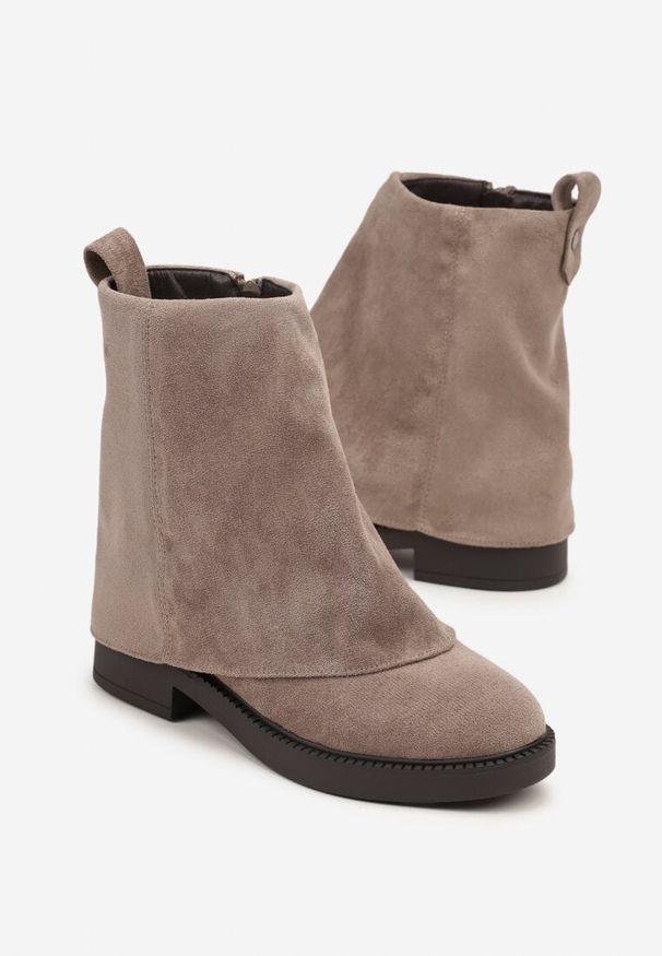 Renee - Beżowe Botki z Imitacji Zamszu z Cholewką w Stylu Nogawki Rilavine. Okazja: na co dzień. Kolor: beżowy. Materiał: zamsz. Szerokość cholewki: normalna. Styl: casual