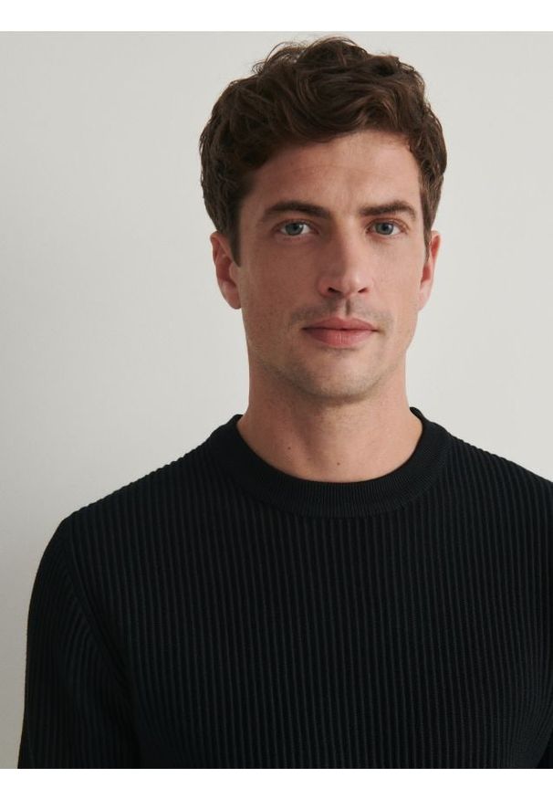 Reserved - Sweter w prążek - czarny. Kolor: czarny. Materiał: dzianina, wiskoza. Wzór: prążki