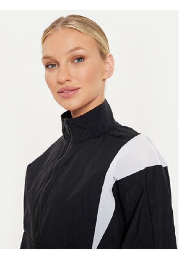 Reebok Kurtka przejściowa Woven Jacket 100072686 Czarny Regular Fit. Kolor: czarny. Materiał: syntetyk