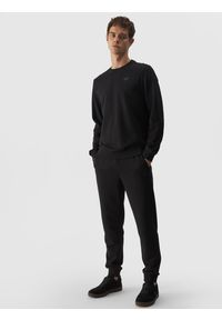 4f - 4F Bluza dresowa nierozpinana bez kaptura męska - czarna XL. Okazja: na co dzień. Typ kołnierza: bez kaptura. Kolor: czarny. Materiał: dresówka. Wzór: gładki, ze splotem. Styl: casual, klasyczny, sportowy