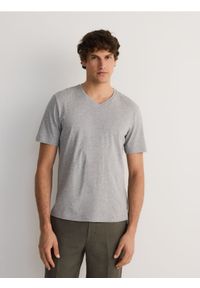 Reserved - T-shirt slim z dekoltem V - jasnoszary. Kolor: szary. Materiał: dzianina, bawełna