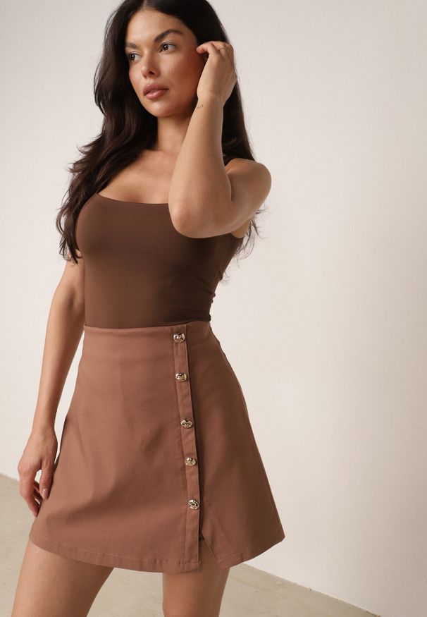 Born2be - Brązowe Spódnico-Spodenki z Bawełną o Trapezowym Kroju z Guzikami z Boku Baccite. Okazja: na co dzień. Kolor: brązowy. Materiał: bawełna. Styl: elegancki, casual