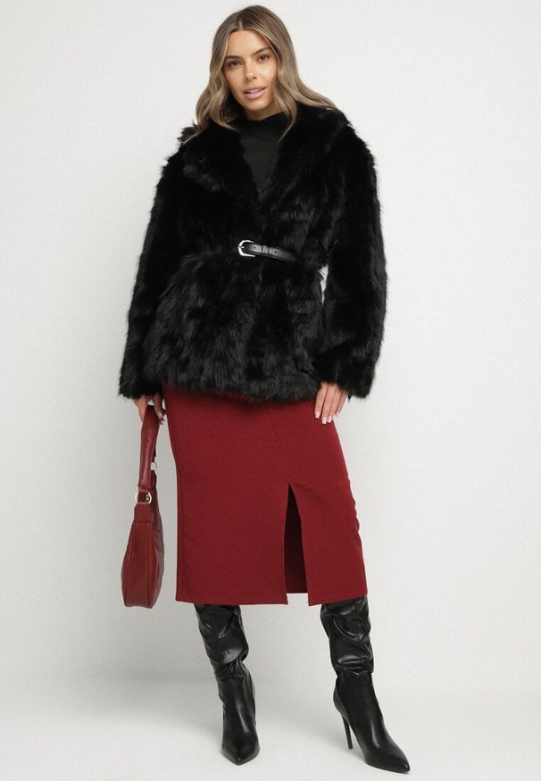 Born2be - Czarna Elegancka Kurtka Futerko z Paskiem z Klamrą Gonne. Okazja: na co dzień, na imprezę, na spacer. Kolor: czarny. Materiał: futro. Styl: elegancki