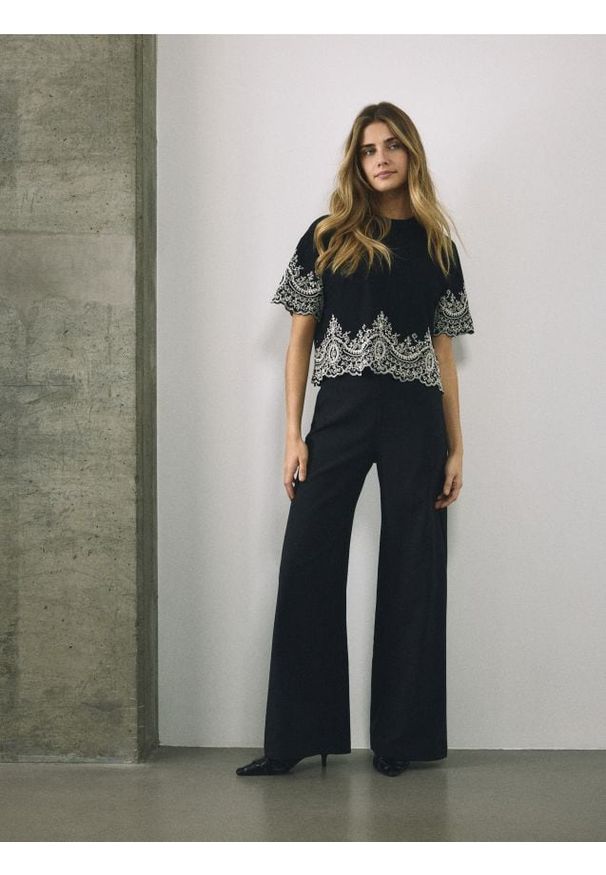 Reserved - T-shirt z ozdobnym haftem - czarny. Kolor: czarny. Materiał: dzianina, bawełna. Wzór: haft