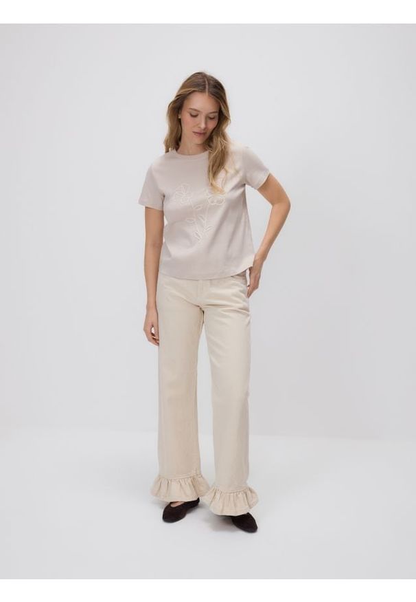 Reserved - T-shirt z kwiatową aplikacją - beżowy. Kolor: beżowy. Materiał: dzianina, bawełna. Wzór: aplikacja, kwiaty