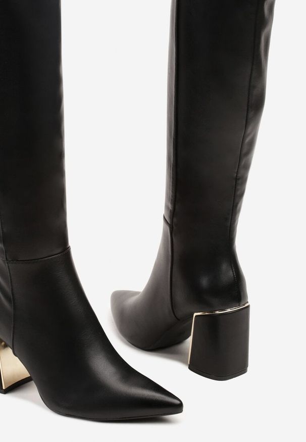 Renee - Czarne Eleganckie Kozaki na Słupkowym Obcasie z Aplikacją i Noskiem w Szpic Noellame. Kolor: czarny. Wzór: aplikacja. Obcas: na obcasie. Styl: elegancki. Wysokość obcasa: średni
