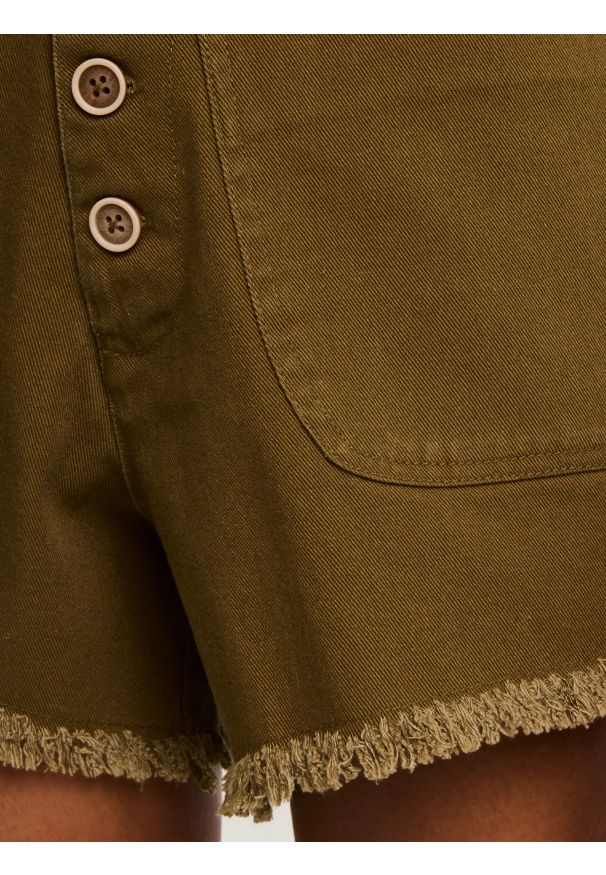Big-Star - Szorty damskie z surowym wykoŅczeniem khaki Gusti 303. Okazja: na co dzień. Kolor: zielony. Materiał: tkanina. Wzór: aplikacja. Sezon: lato. Styl: casual, boho, elegancki, klasyczny