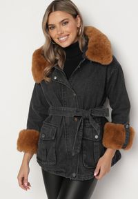 Born2be - Czarna Jeansowa Kurtka z Kapturem i Paskiem oraz Futerkiem na Napy Tarasima. Okazja: na co dzień. Typ kołnierza: kaptur. Kolor: czarny. Materiał: futro, jeans. Styl: casual #3