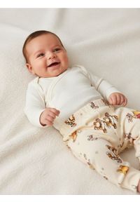 Sinsay - Spodnie z polarem w środku ze świątecznym motywem Winnie the Pooh - kremowy. Kolor: kremowy. Materiał: polar. Styl: wizytowy #1