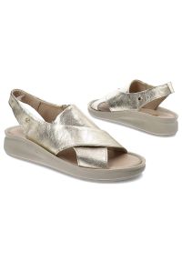 Złote Sandały Armodo Wygodne Obuwie Damskie. Zapięcie: pasek. Kolor: złoty. Wzór: paski. Sezon: lato #6