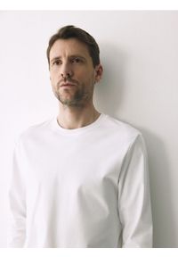 Reserved - Longsleeve z merceryzowanej bawełny - biały. Kolor: biały. Materiał: bawełna. Długość rękawa: długi rękaw