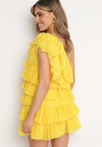 Born2be - Żółta Sukienka Mini na Jedno Ramię Asymetryczna z Falbankami Nomenta. Typ kołnierza: kołnierz z falbankami. Kolor: żółty. Typ sukienki: asymetryczne. Długość: mini #3
