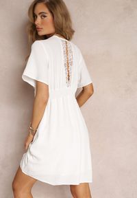 Renee - Biała Sukienka Mini z Gumkami w Pasie i Koronkowym Dekoltem Azriele. Kolor: biały. Materiał: koronka. Styl: boho. Długość: mini #5