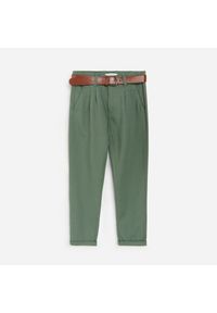 Reserved - Spodnie chino z paskiem - Zielony. Kolor: zielony #1