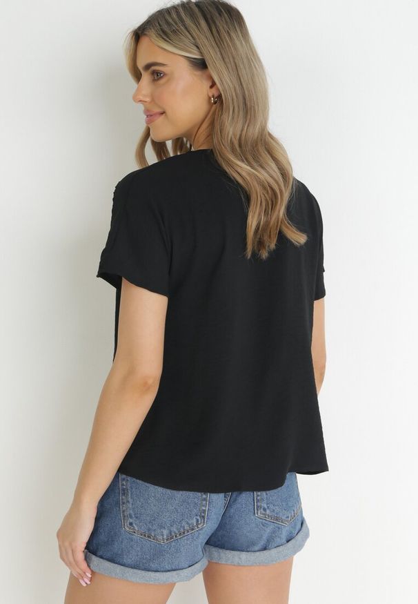 Born2be - Czarna Bluzka z Rozszerzanym Dołem i Ażurowymi Wstawkami Urinity. Okazja: na co dzień. Kolor: czarny. Długość rękawa: krótki rękaw. Długość: krótkie. Wzór: ażurowy. Styl: casual