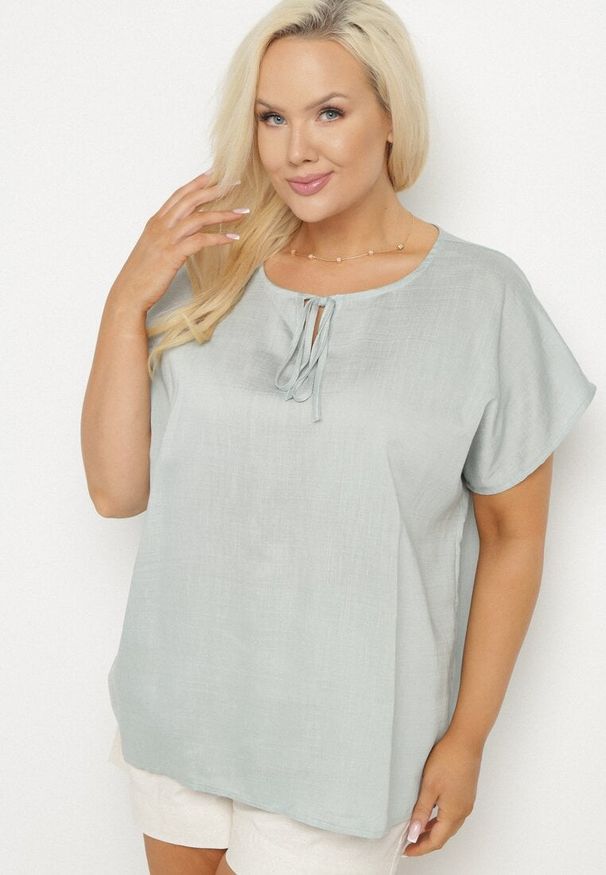 Born2be - Jasnozielona Bluzka z Wiskozą Wiązana przy Dekolcie Dovarelle. Okazja: na co dzień. Kolekcja: plus size. Kolor: zielony. Materiał: wiskoza. Długość rękawa: krótki rękaw. Długość: krótkie. Styl: elegancki, casual