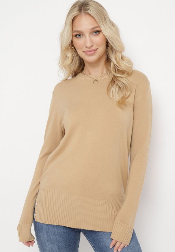 Born2be - Beżowy Sweter Ozdobiony Guzikami i Rozcięciami na Dole Malioppe. Kolor: beżowy. Materiał: dzianina, tkanina. Długość rękawa: długi rękaw. Długość: długie. Wzór: aplikacja